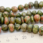 Унакит фриформ бусины, размер около 7-10 мм, цена за отрезок 19 см (1/2 нити)