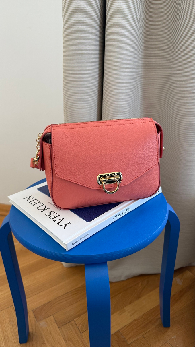 Сумка кожаная через плечо коралловая