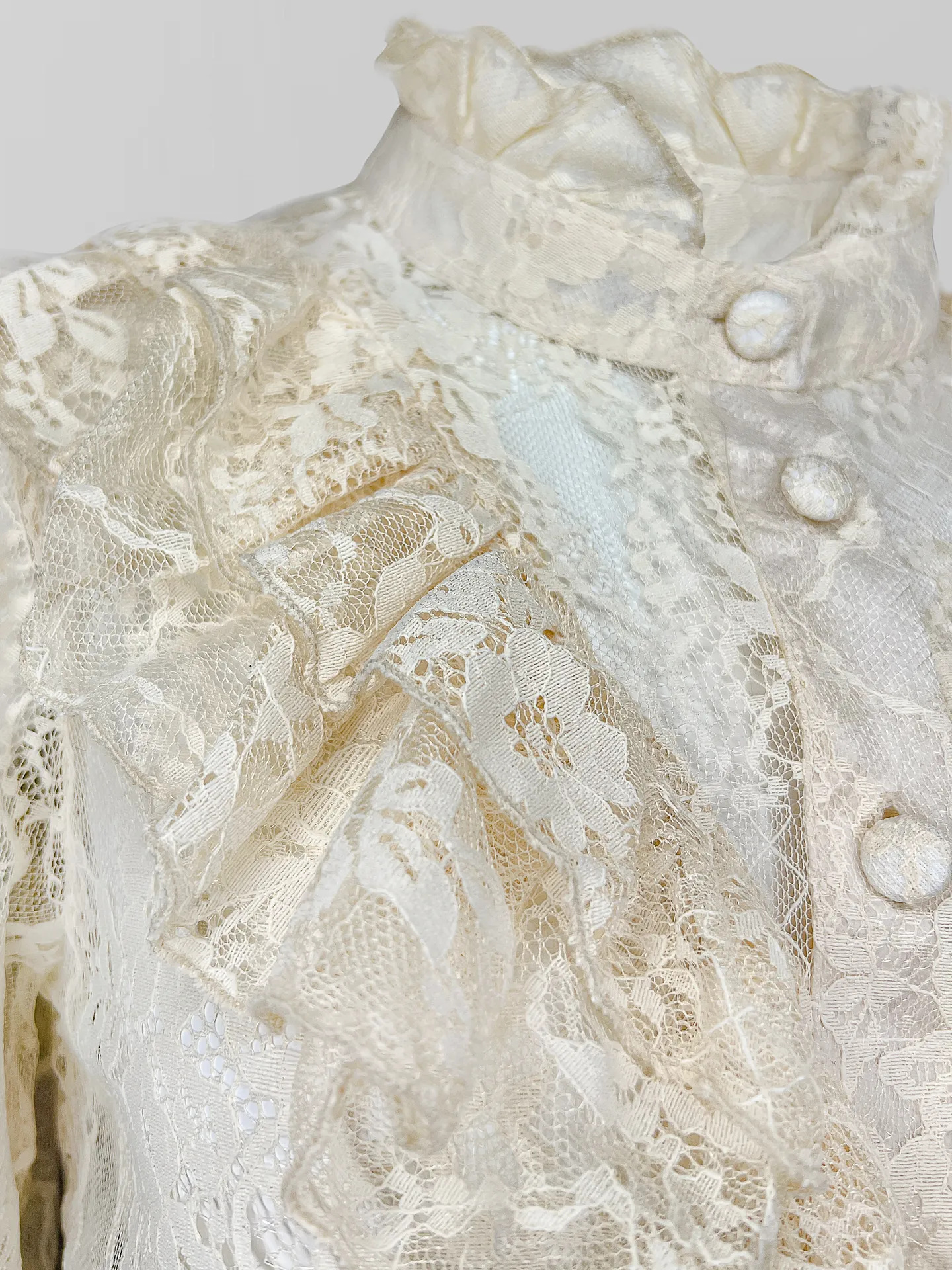 Блузка AYA collection однотонная кружевная на пуговицах с рюшами