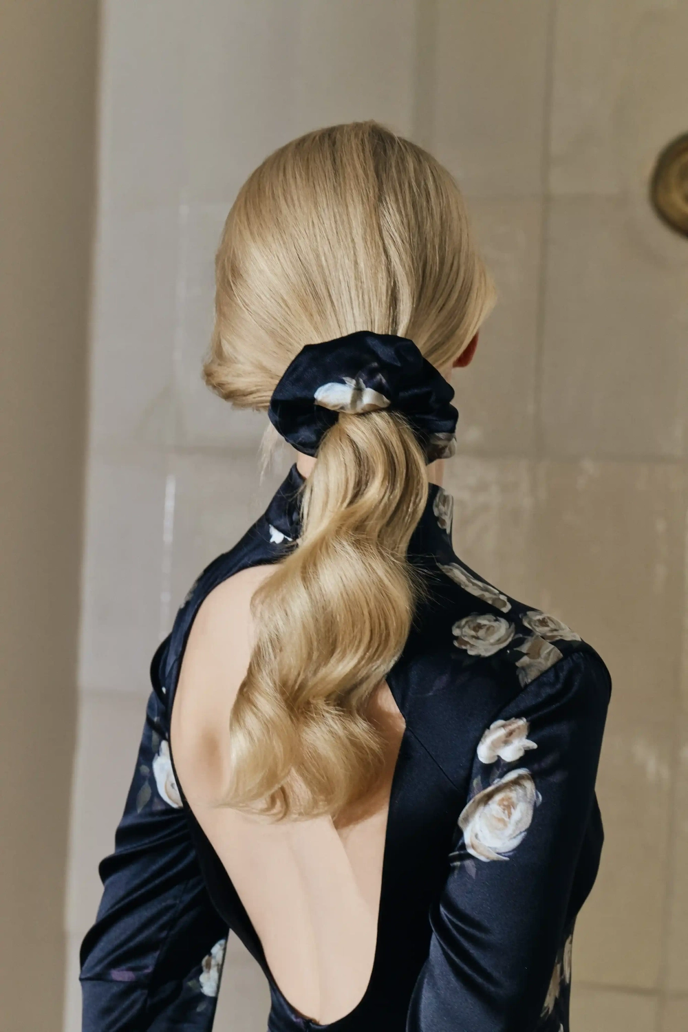 Bruna, резинка для волос из черного атласа с цветочным принтом