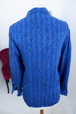 Блузка красивого оттенка и нежным принтом, маркировка 38, визуально на 44 размер