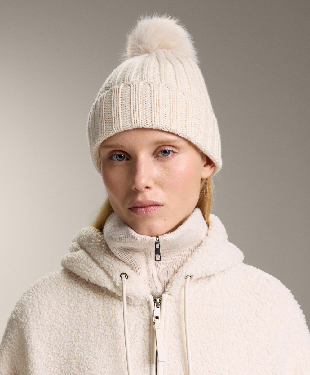 Oysho Вязаная шапка с помпоном, экрю
