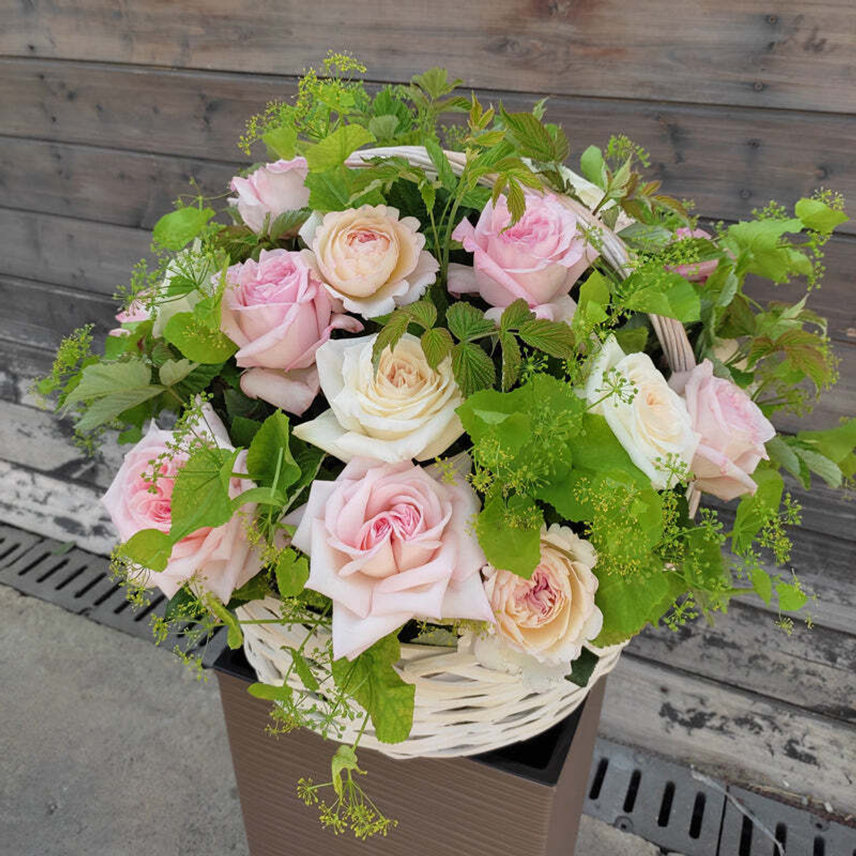 Розовое облако — корзина ароматных роз