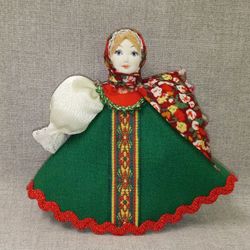 Малая подвесная кукла в платочке