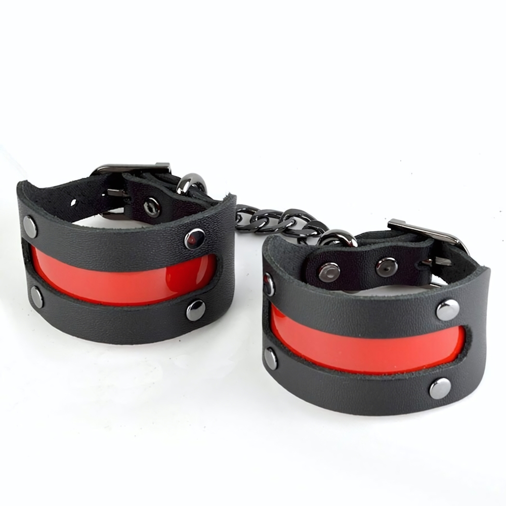 Чёрные наручники с красной вставкой «Пятница» (Цвет: черный с красным)