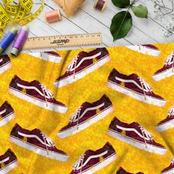 Ткань муслин красные конверсы на жёлтом фоне