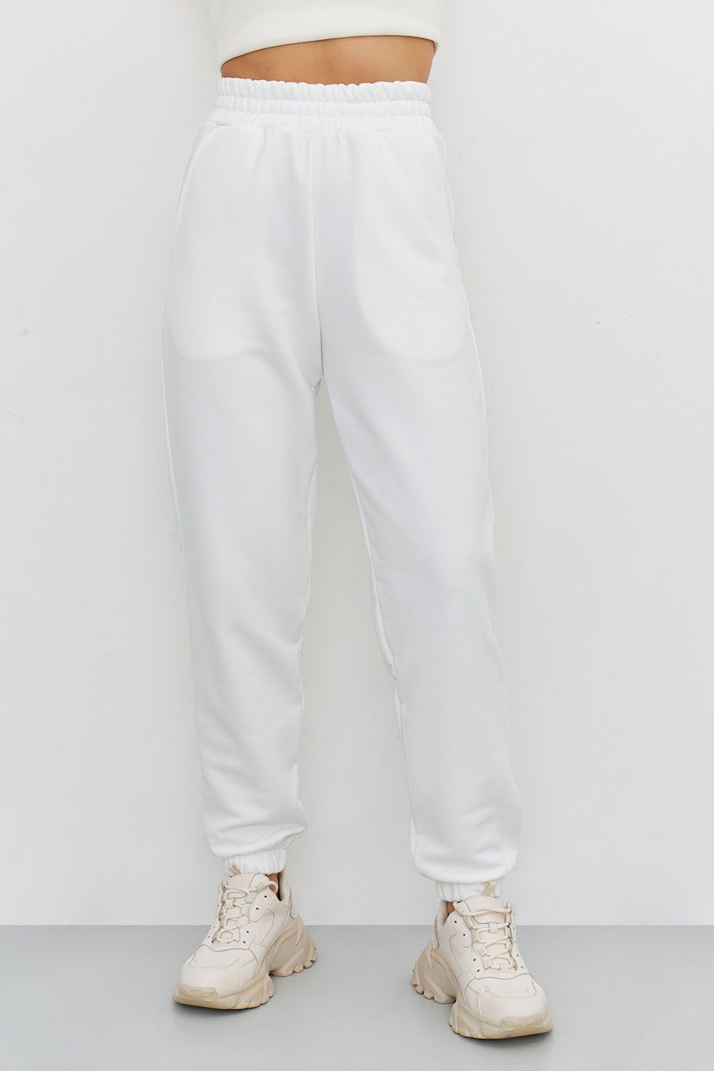 Джоггеры свободные без начеса кремового цвета
