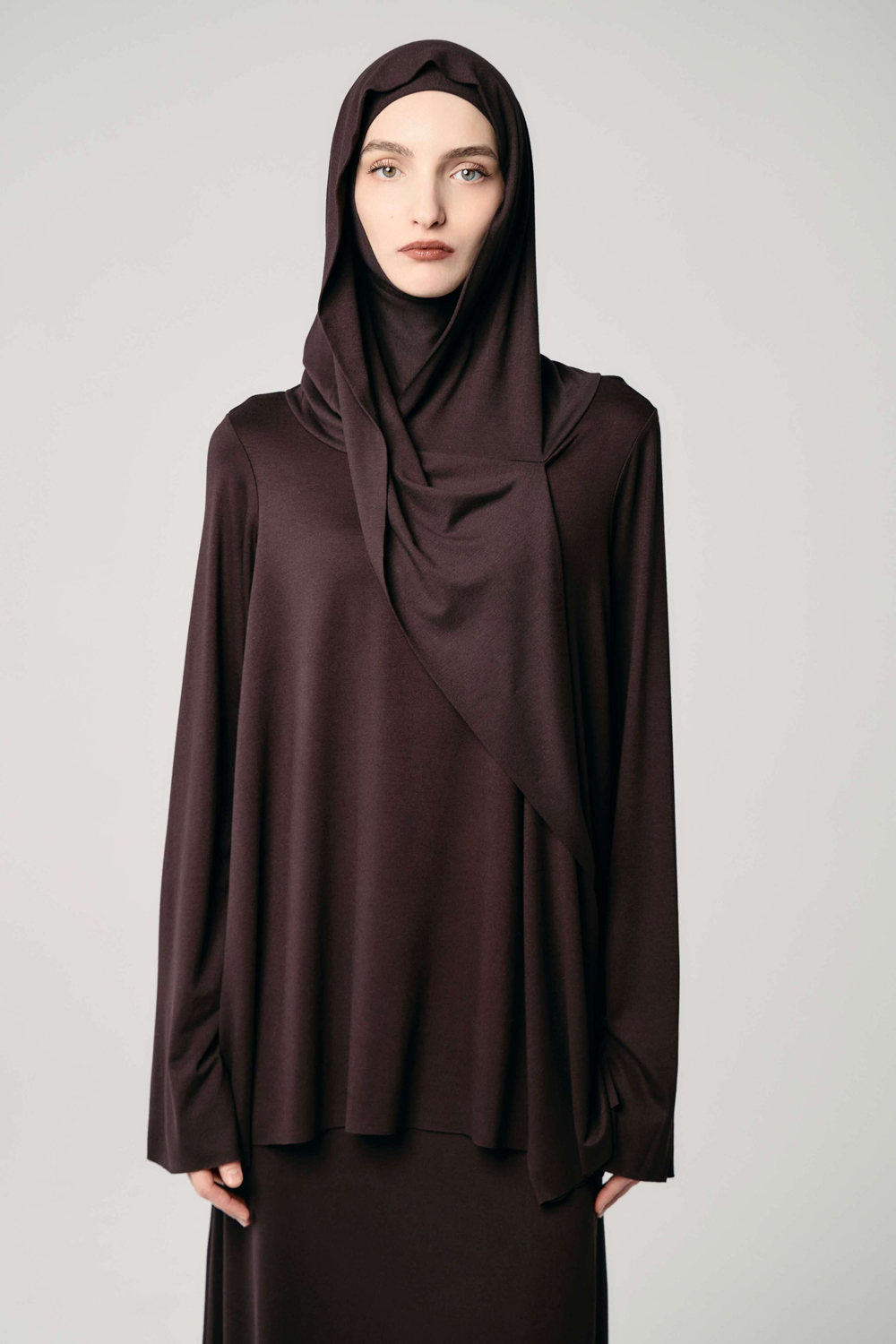 Лонгслив с капюшоном коричневый