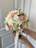 Свадебный букет из диантусов, лизиантуса, кустовых пионовидных роз и зелени