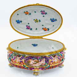 Фарфоровая шкатулка с гербом. Фарфор, ручная роспись. Италия, Каподимонте (Capodimonte). XIX в.