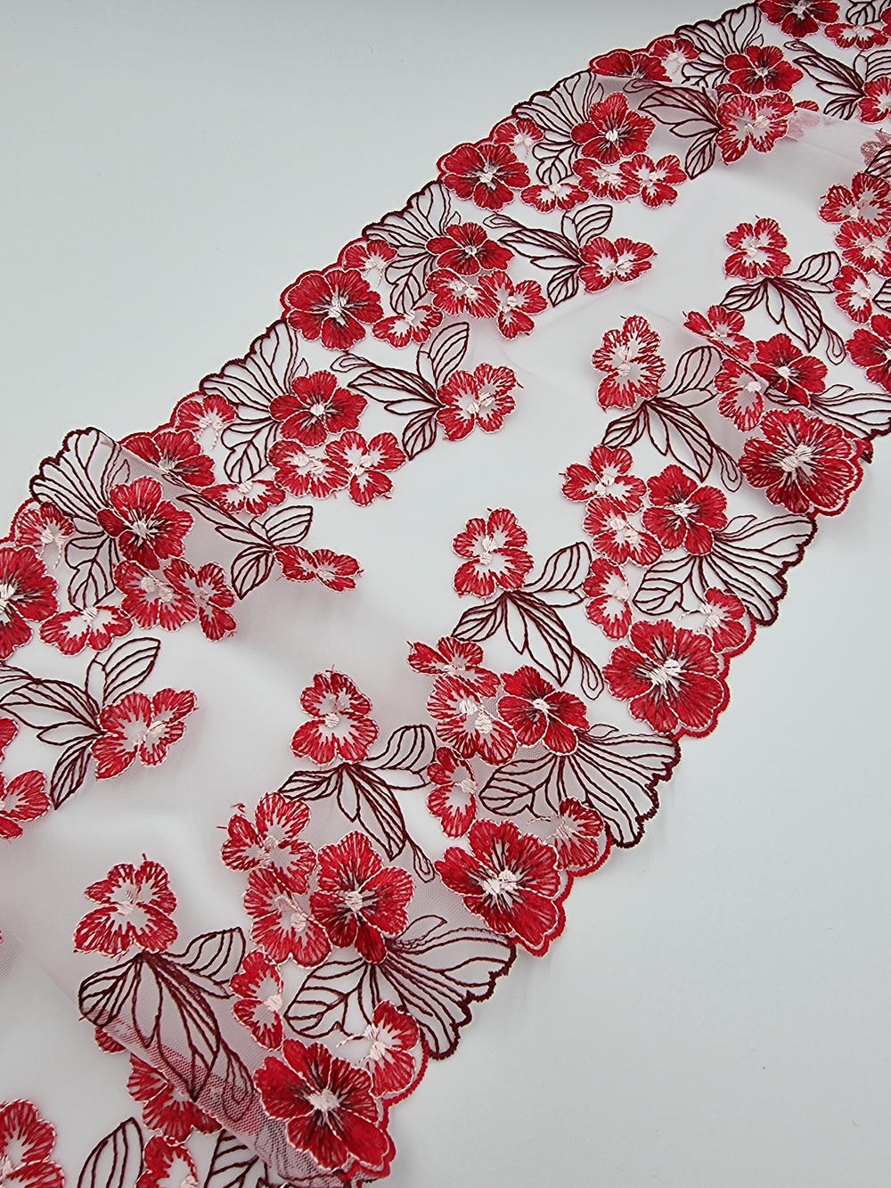 Вышивка на сетке с темно-красными цветами К662