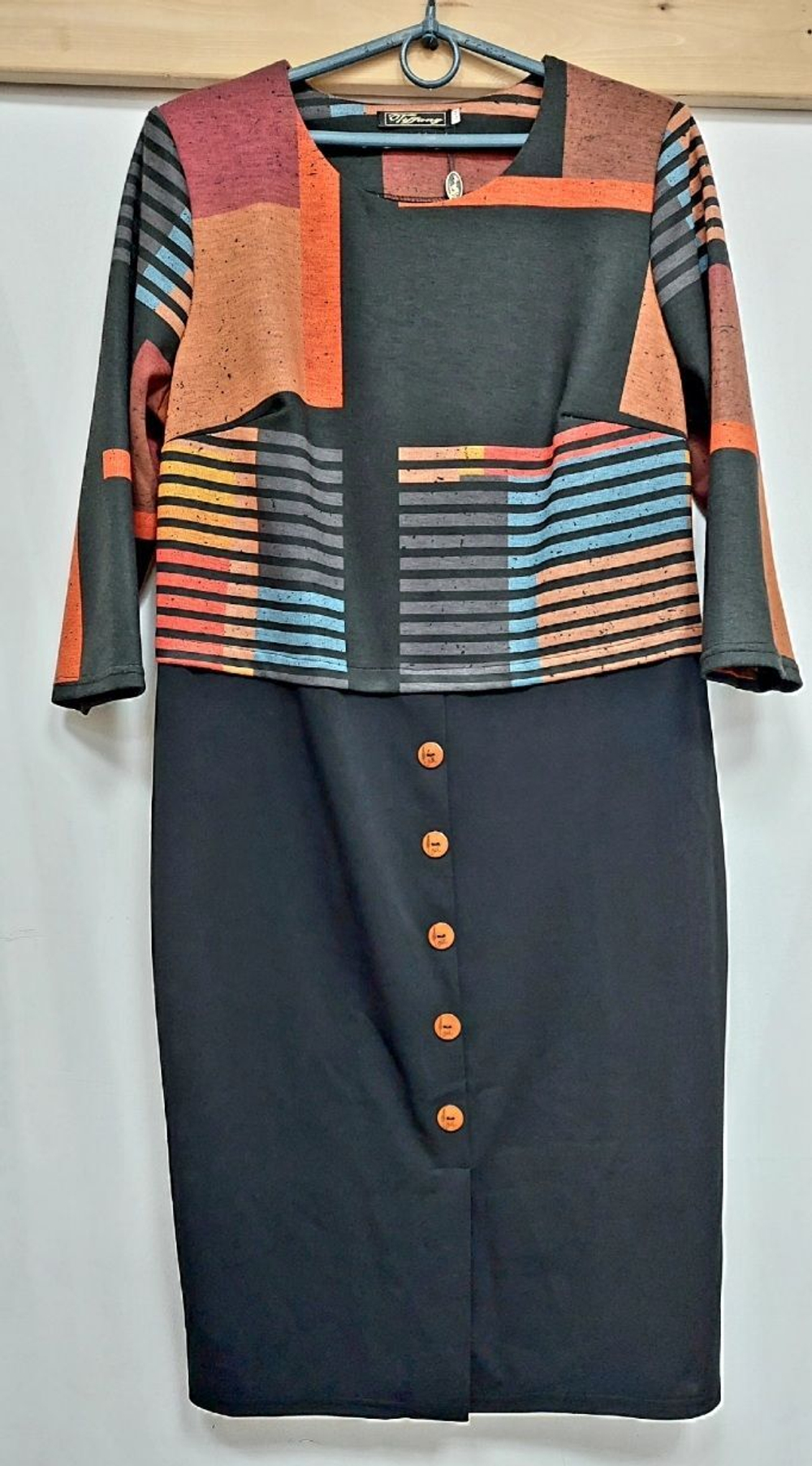 Платье женское на работу по фигуре праздничное повседневное на пуговицах вязаное плотное осеннее весеннее зимнее офисное футлярное тёмное рыжее полосатое чёрное в полоску принт большой размер 48 плотное трикотаж вискоза с карманами рукав 3/4 силуэтное