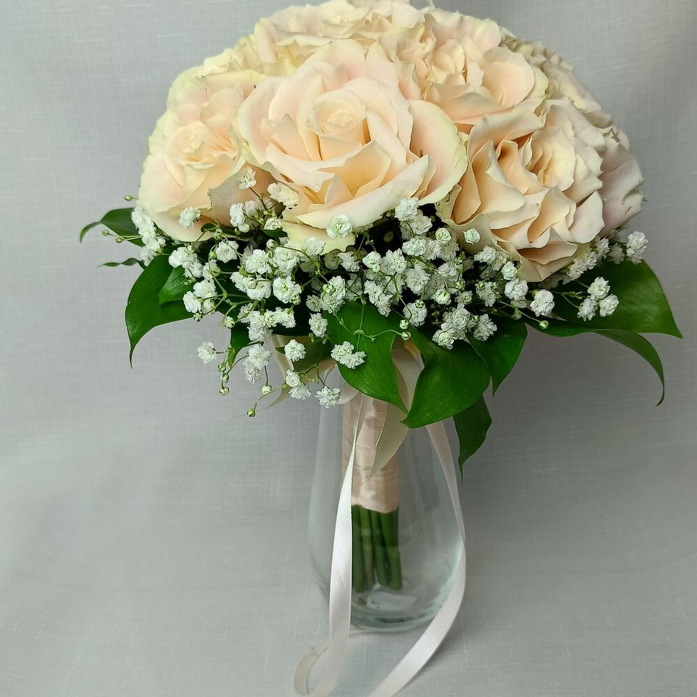 Букет невесты размер L из роз цвета Шампань 15 шт, монжеты из белой гипсофилы и зелени