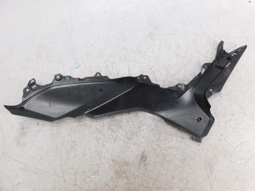 Пластик боковой правый Honda NC750S 83601-MGS-D100