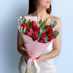 Красные тюльпаны и эвкалипт яркий букет