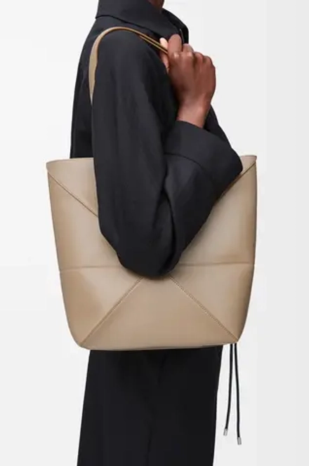 Loewe Средняя складная сумка-тоут Puzzle Fold из блестящей телячьей кожи, песочный