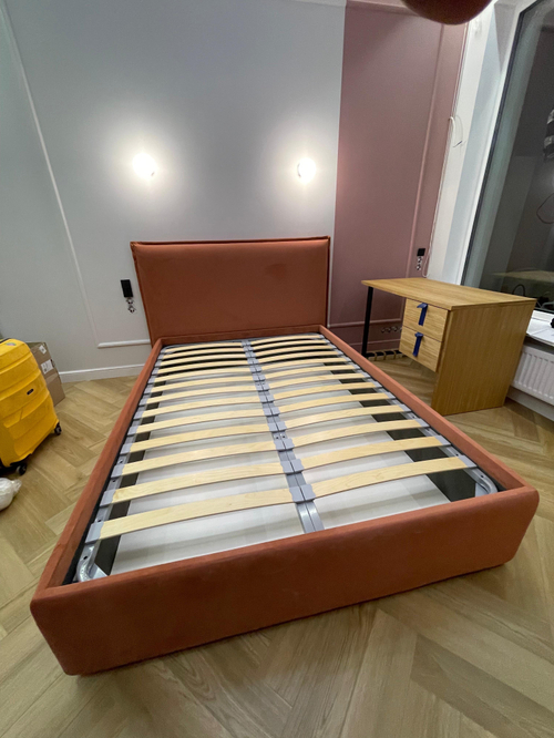 Двуспальная кровать с мягким изголовьем