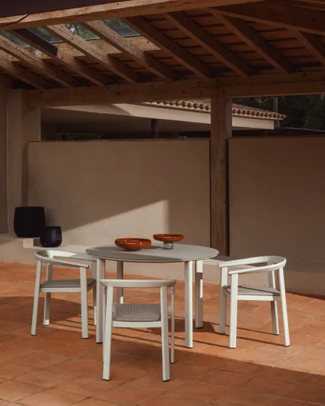 Уличный стол Erice из алюминия и закаленного стекла цвета экрю, 120 см