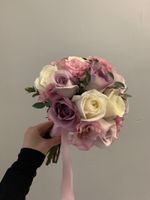 Свадебный букет из лизиантуса, одноголовых роз и эвкалипта