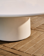 Журнальный столик Albanella из цемента с глянцевой белой отделкой Ø110 см