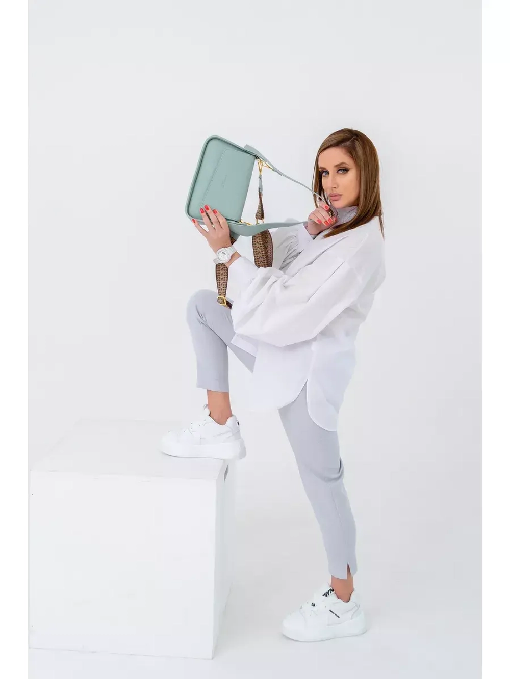 Сумка кросс-боди через плечо с широким съемным ремнем.