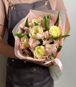 Букет из живых срезанных цветов роз и альстромерий, белые розы 5 шт.