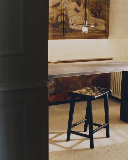 Табурет Calixta из кожи и красного дерева с черной отделкой