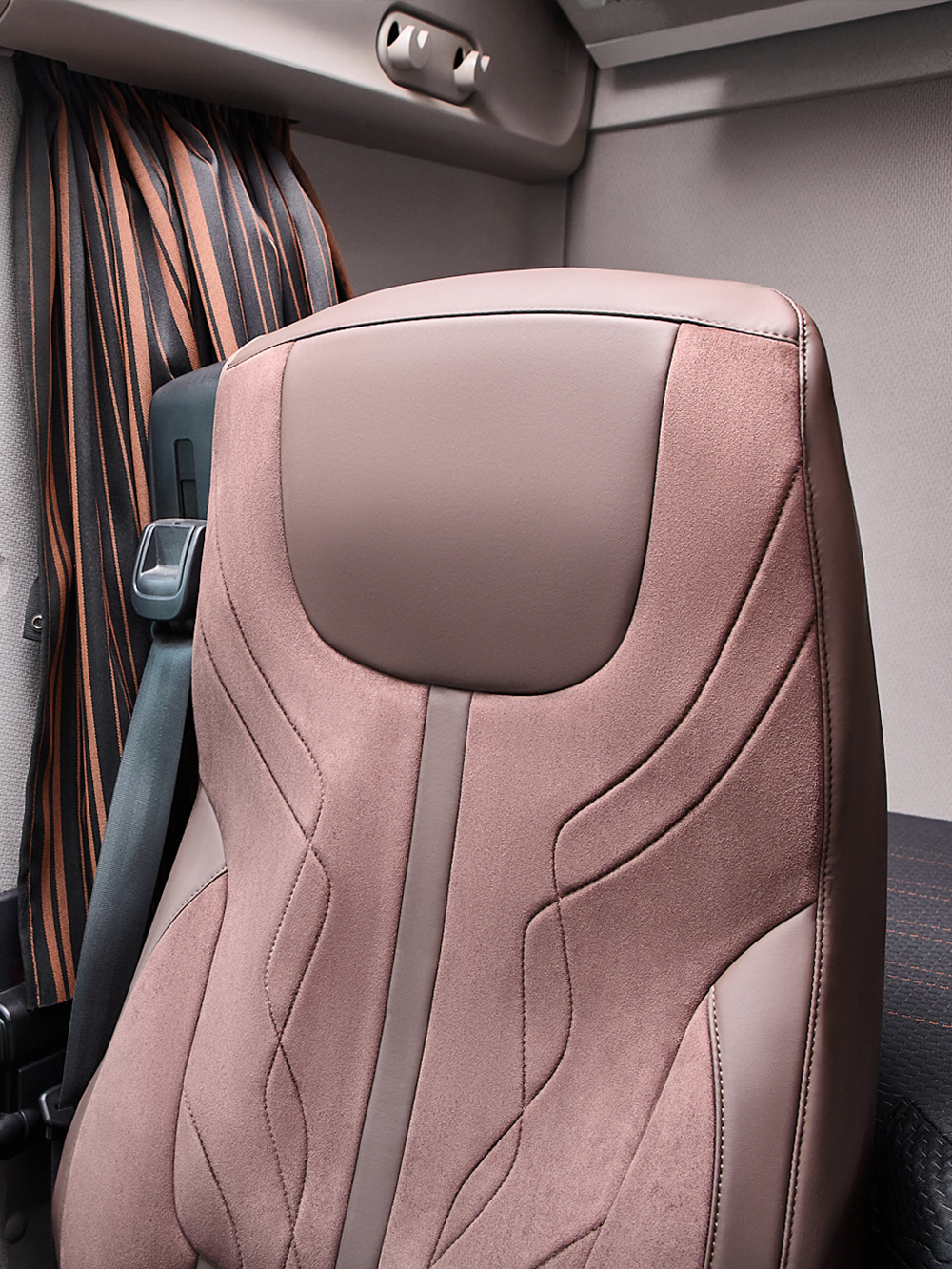 Чехлы Люкс DAF XF 106 (экокожа, коричневый цвет, коричневая вставка)