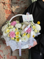 Корзина сборная из кустовой пионовидной розы, диантусов, хризантемы и маттиолы