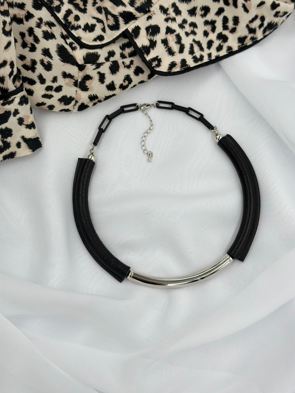 Колье из натуральной черной кожи с металлической вставкой, оттенок серебро