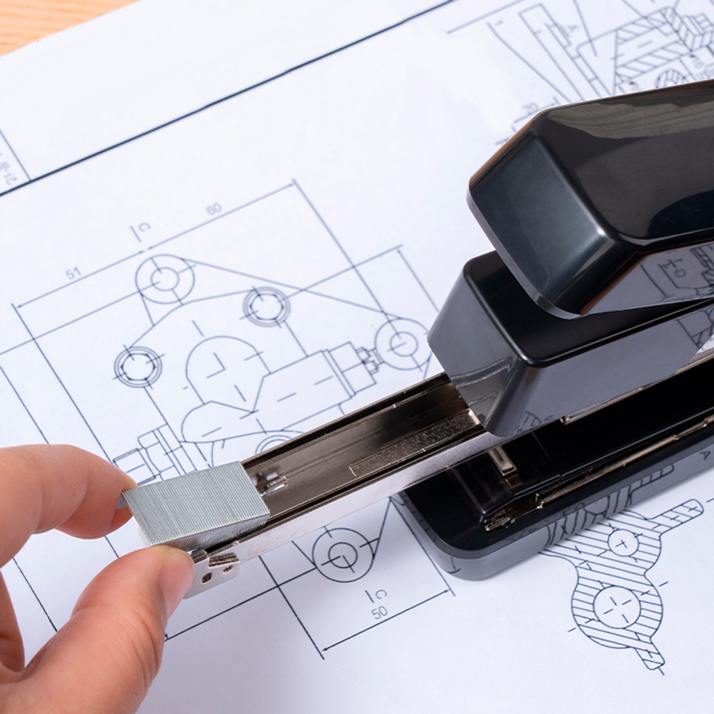 Степлер DELI до 55 листов, пластиковый корпус, облегченное нажатие (скобы №24/6, 26/6, 24/8), черный