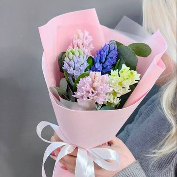 Букет из 5 гиацинтов и веточками эвкалипта