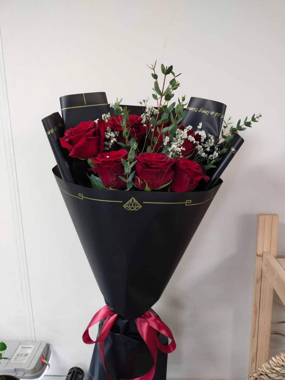 Букет бордовых роз с лимониумом