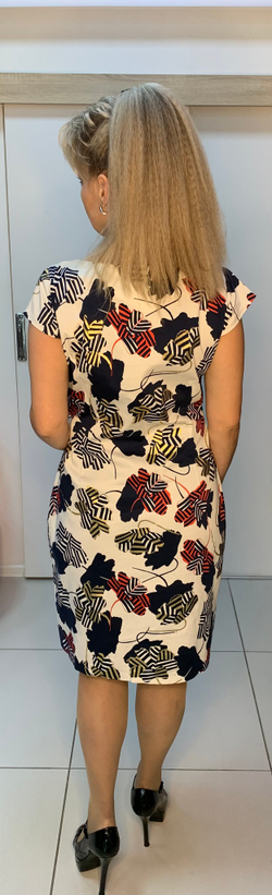 Укороченное яркое летнее платье с коротким рукавом