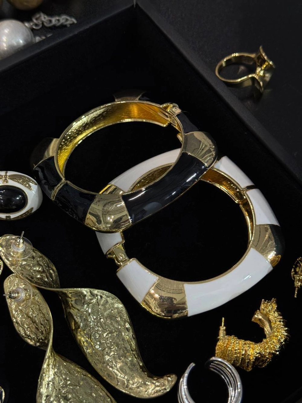 Браслет под золото с черным литьем