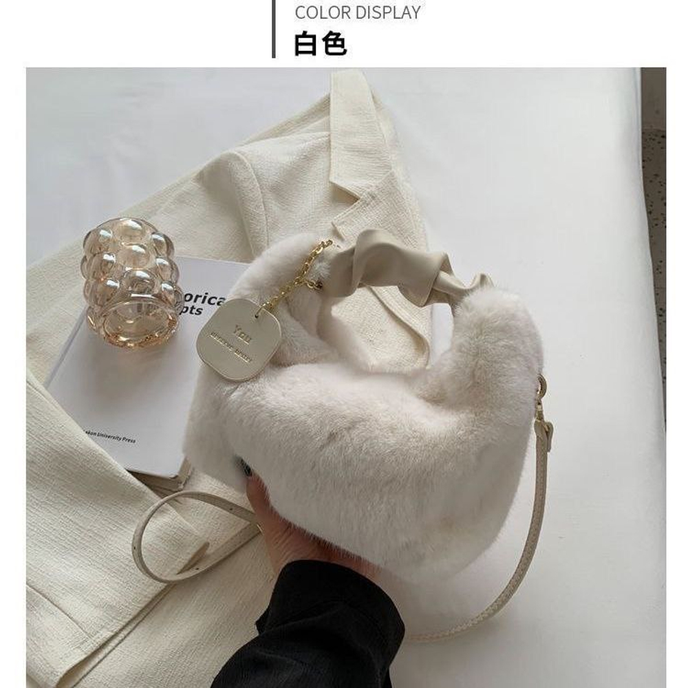 Меховая сумка-хобо