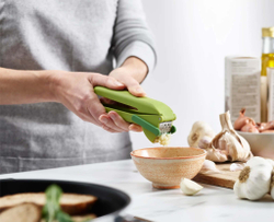 Пресс для чеснока самоочищающийся Joseph Joseph CleanForce зеленый