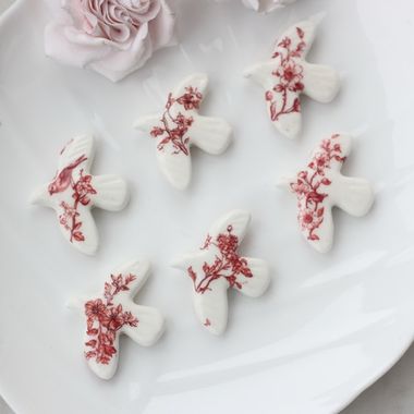 Подвеска фарфоровая Птичка (белый с бордовым) 34*42 мм S047