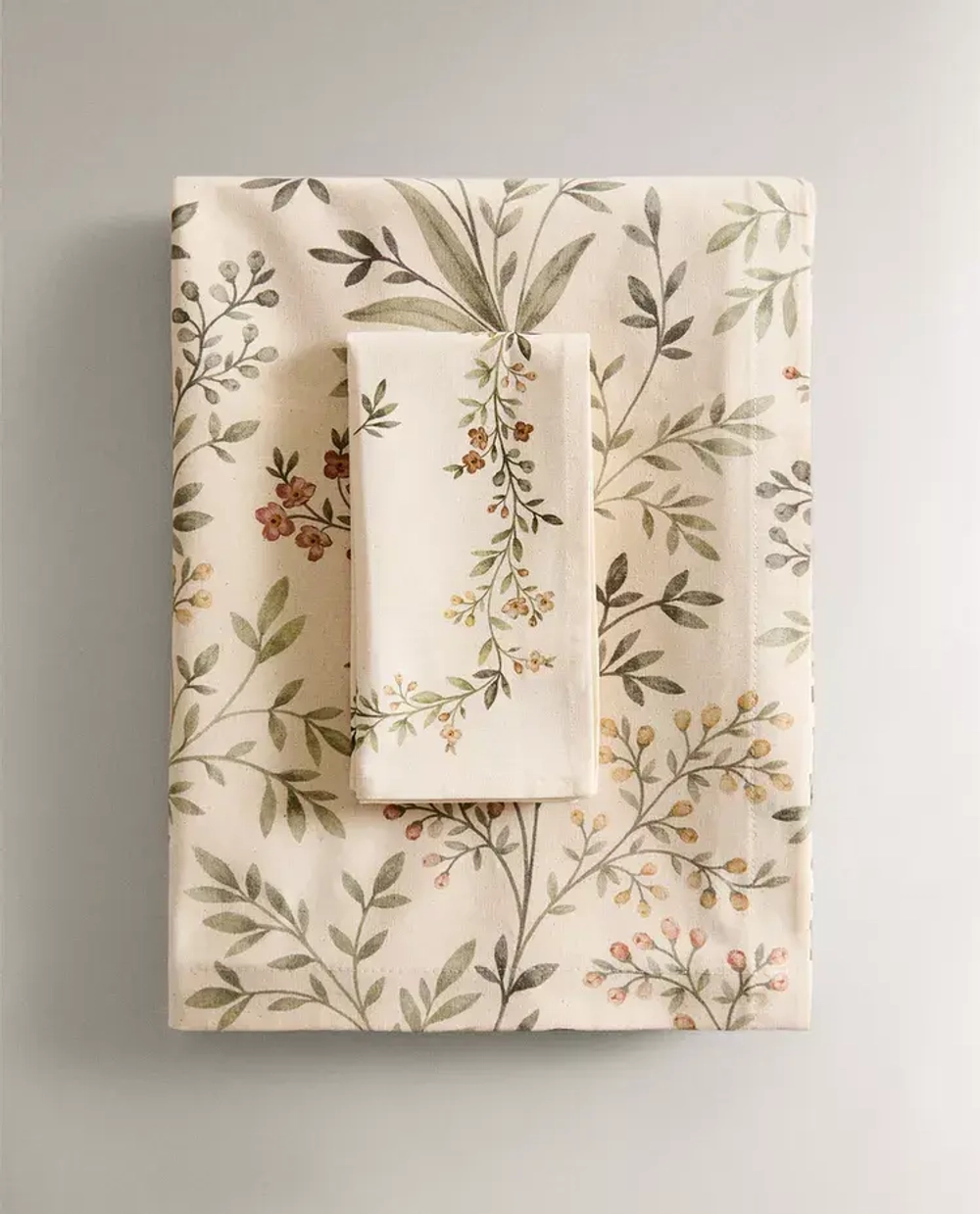 ZARA HOME ХЛОПКОВАЯ СКАТЕРТЬ С ЦВЕТОЧНЫМ ПРИНТОМ, ЗЕЛЕНЫЙ