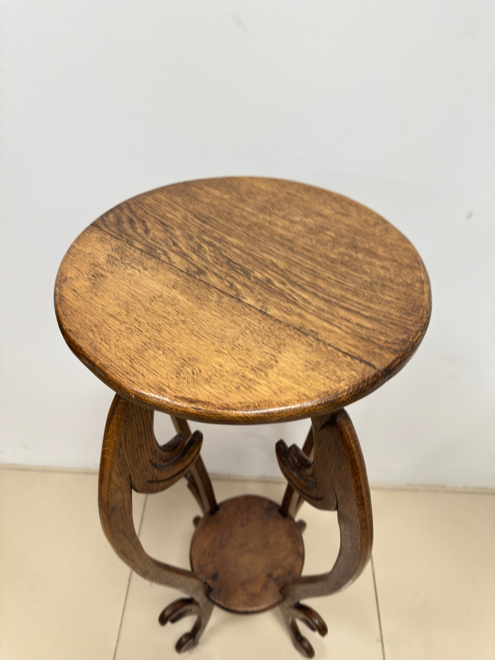 Резной деревянный столик-подставка