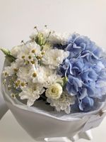 Авторский букет в бело-голубых оттенках