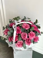 Цветочная корзина из роз Кантри и эвкалипта размер M