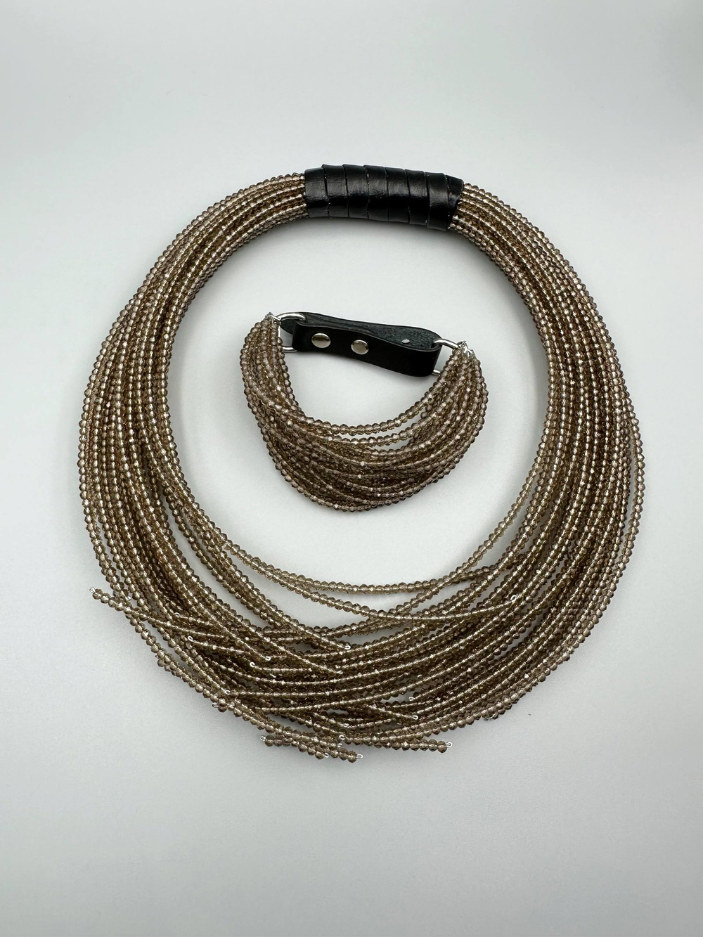 Колье "лапы", венецианское стекло бисерной огранки, цвет раухтопаз