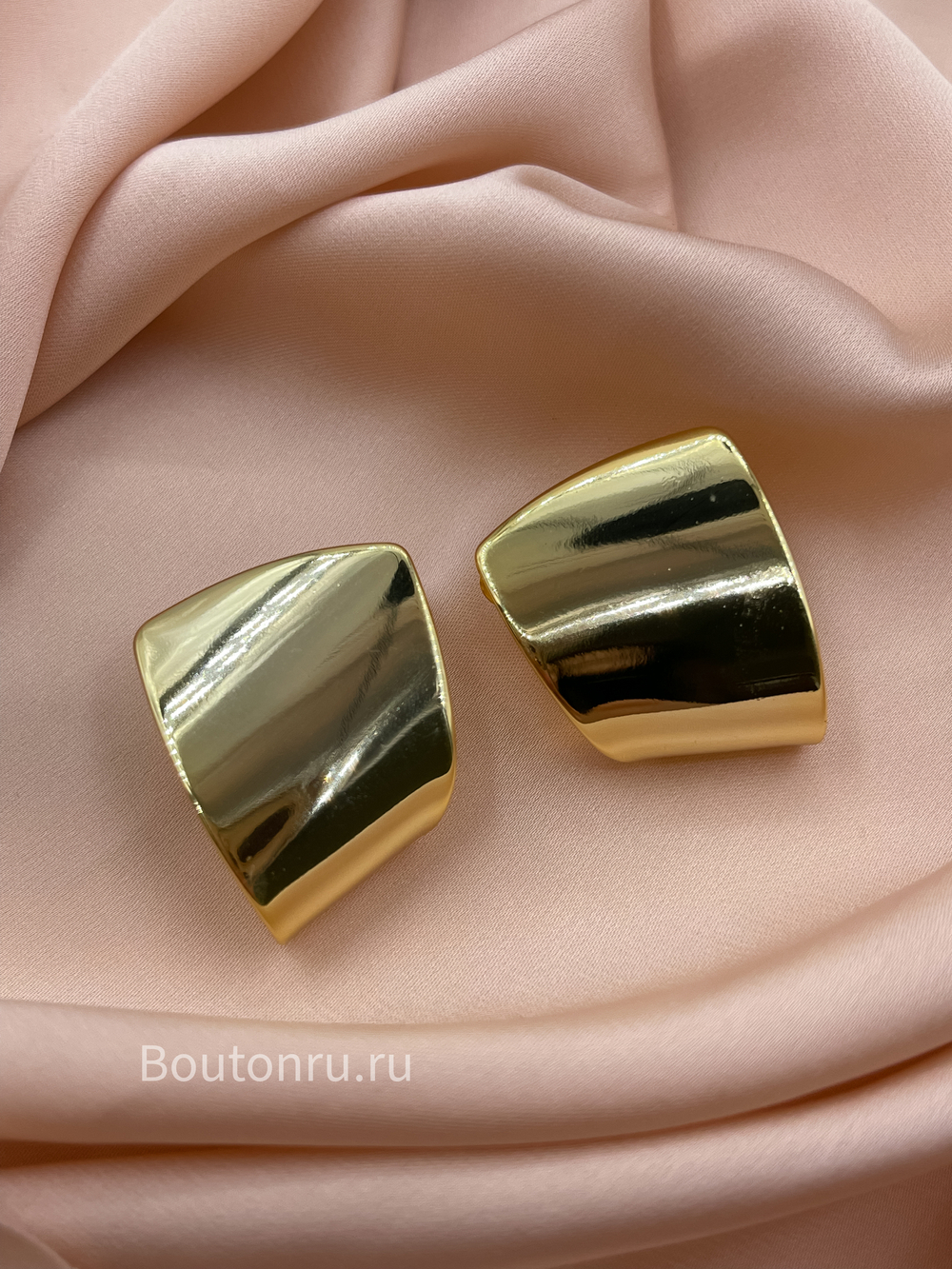 Серьги золотистые плоские изогнутые