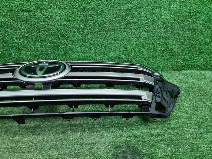 Решетка радиатора Toyota Land Cruiser 200 (15-21)