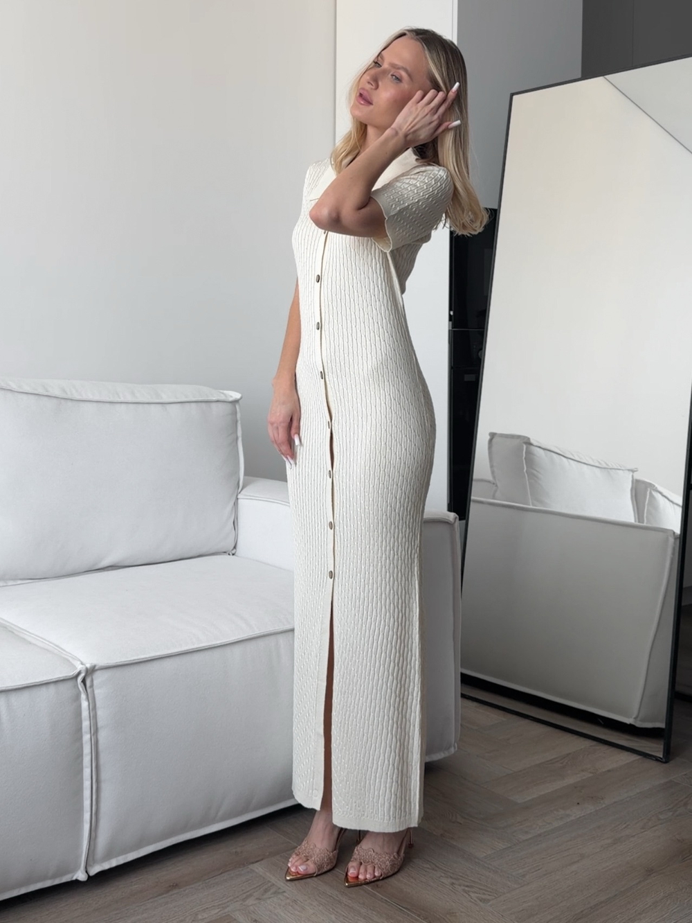 Платье вязаное, прямого кроя, с воротником и пуговицами