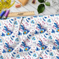 Ткань интерлок мелкие цветы и перья с брусникой на белом фоне