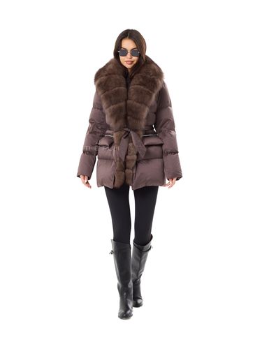 Шоколадный пуховик с поясом и мехом песца