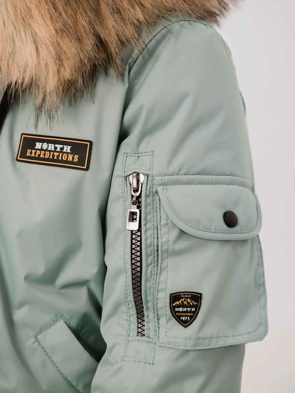 Куртка зимняя короткая с капюшоном