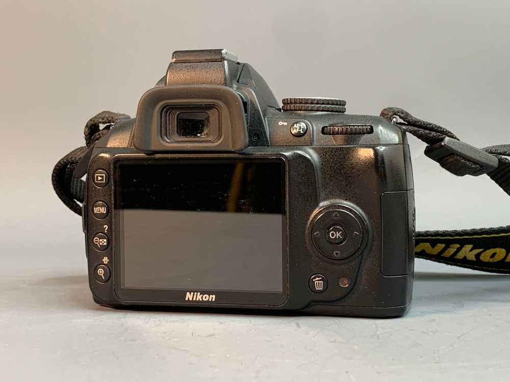 Nikon D3000 Kit 18-55mm 15.600 кадров